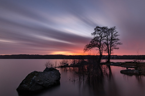 fuji xt20 samyang12mmf2 12mm wideangle tripod longexposure nd3200 benro benrofilters water smooth sweden sverige scandinavia sky sun sunset geo geotag gallery järnåsen jarnasen copyright clouds nature outdoor colourful composition mood nordiclandscape landscape landskap sunlight shadows shore trees rocks öresjö borås reed reflections pov