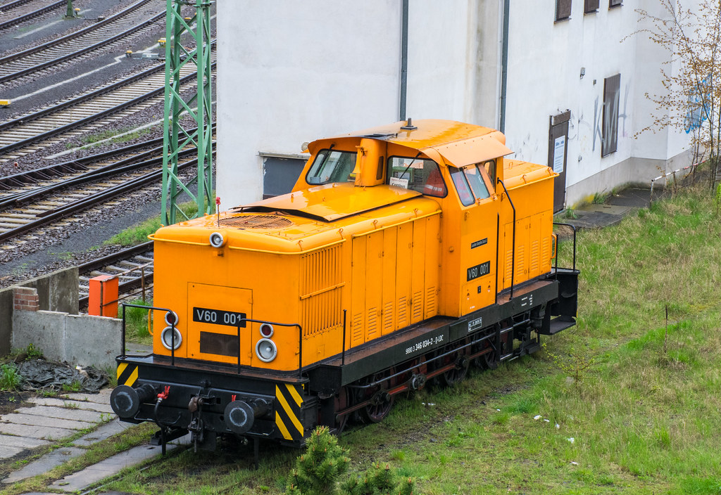 3346 034 rests by the signal box under the bridge at Cottbus