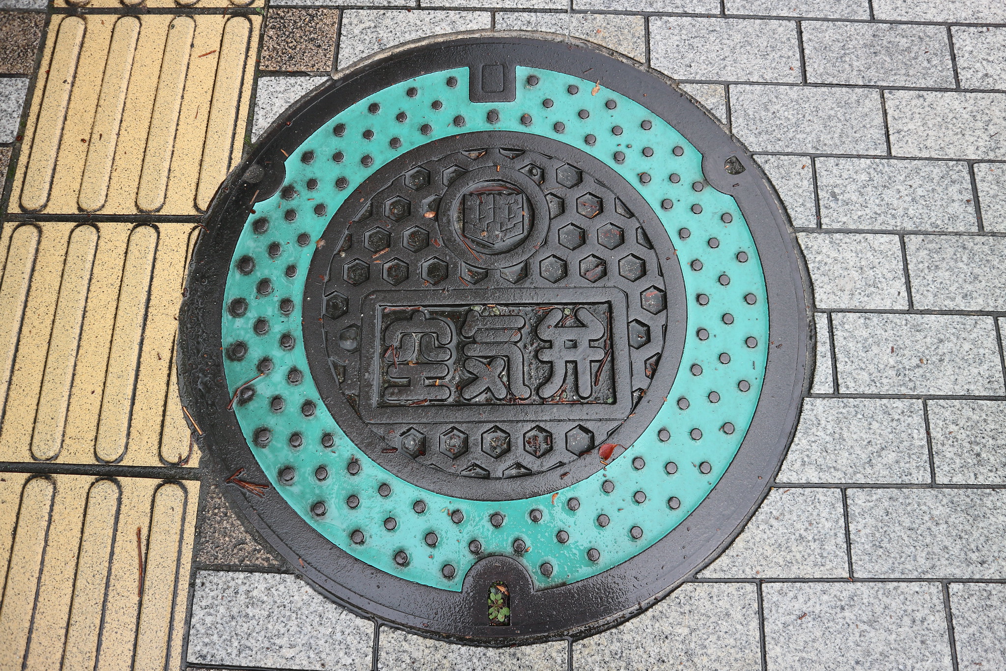 Arte en el suelo de Japón: admirando las alcantarillas.