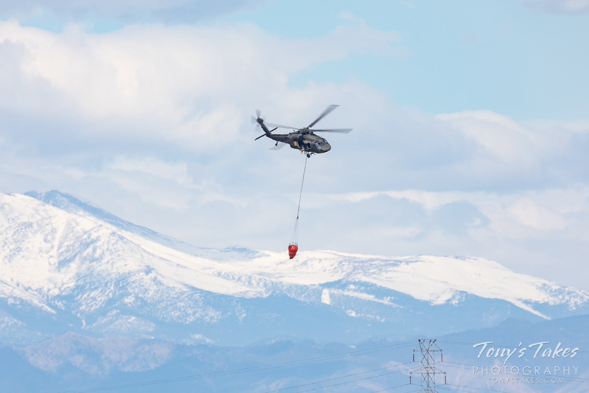 A UH-60 Blackhawk from the Colorado National Guard practices firefighting. (© Tony’s Takes)