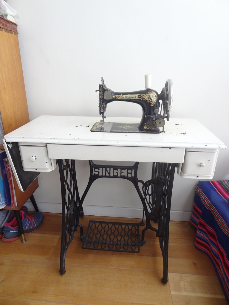 Singer 28K treadle sewing machine, serial number F509343