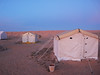 Kemp Zmela na jihu Tuniska, za ním saharské duny, foto: Petr Nejedlý
