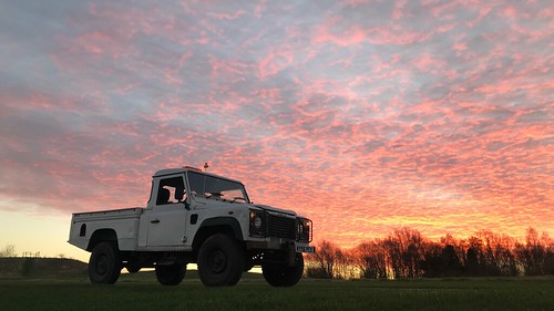 land rover 4x4 defender diesel turbo pick up truck white sunrise sky 110 25 td5 td 2006