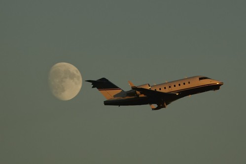 nikond50 edk7 2007 canada ontario mississauga torontopearsonairport yyz impgroupexecaire bombardiercl6002b16challenger604 sn5392c 1998 cfcde twinengine aircraft plane airplane jet corporate business bizjet aviation sunset moon generalelectriccf343bturbofan9220lbf s outst out