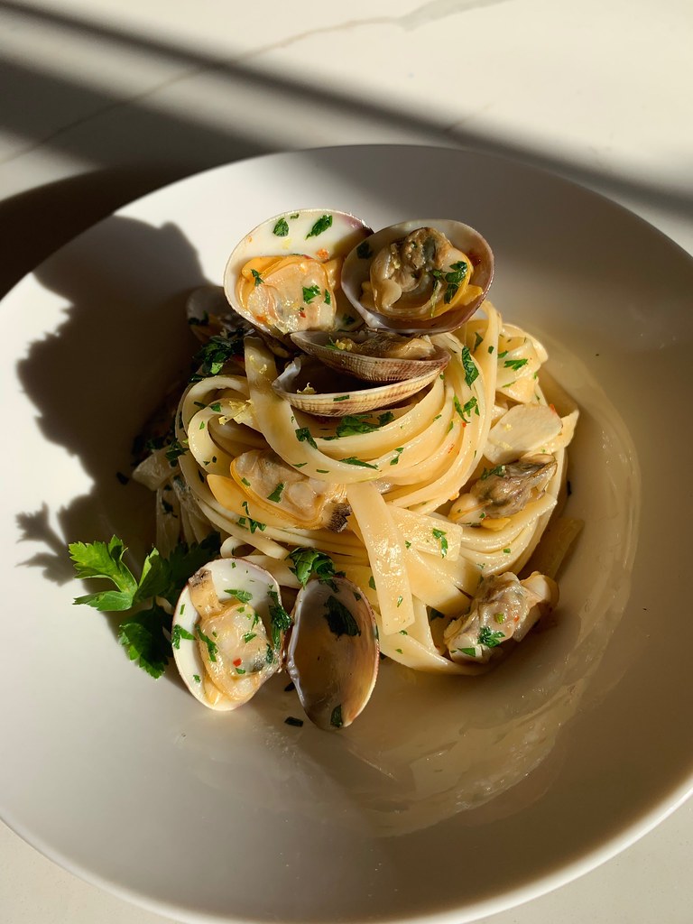 Linguine alle Vongole {Linguine with Clams}