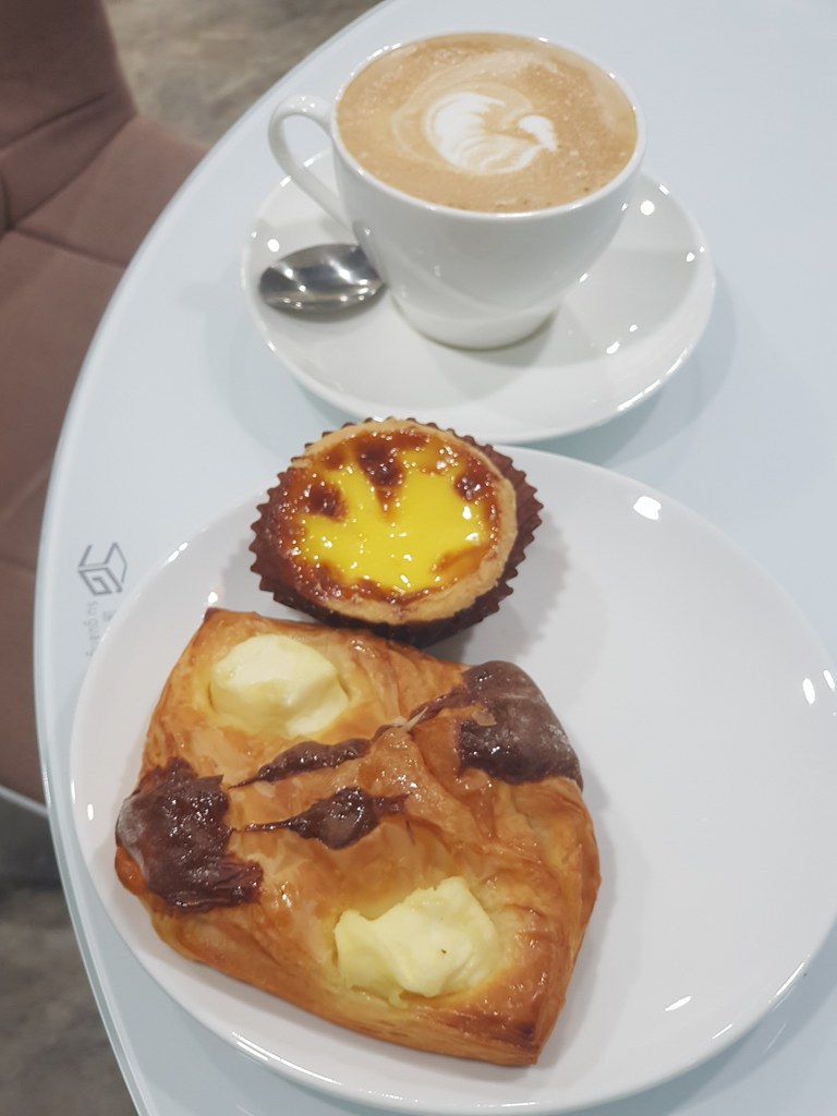 Garlic Ham rm$3.80, Egg Tart tm$2.50 & Cafe  Latte rm$7.30 @ Kobo Bakery at UOA Business Park, Shah Alam