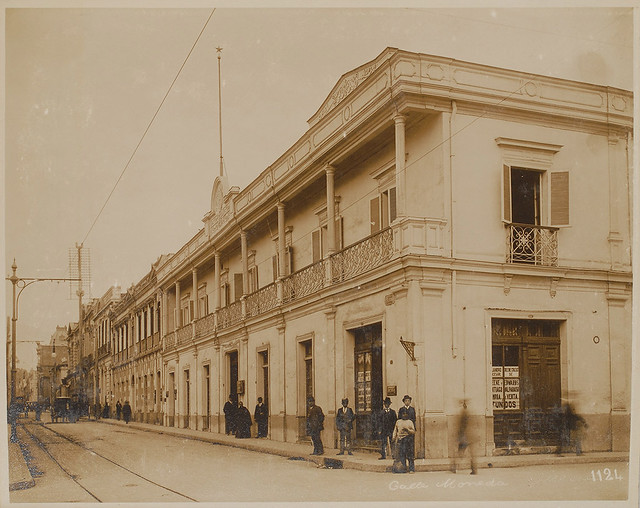 esta es la casa de Morande y Moneda, antes del edificio del Diario Ilustrado, esquina suroriente