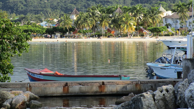 Jamaica - Ocho Rios: white sandy beach and Palmtrees surrounds the city