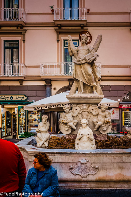 Amalfi - Fonte Sacra Con Sopra Statua