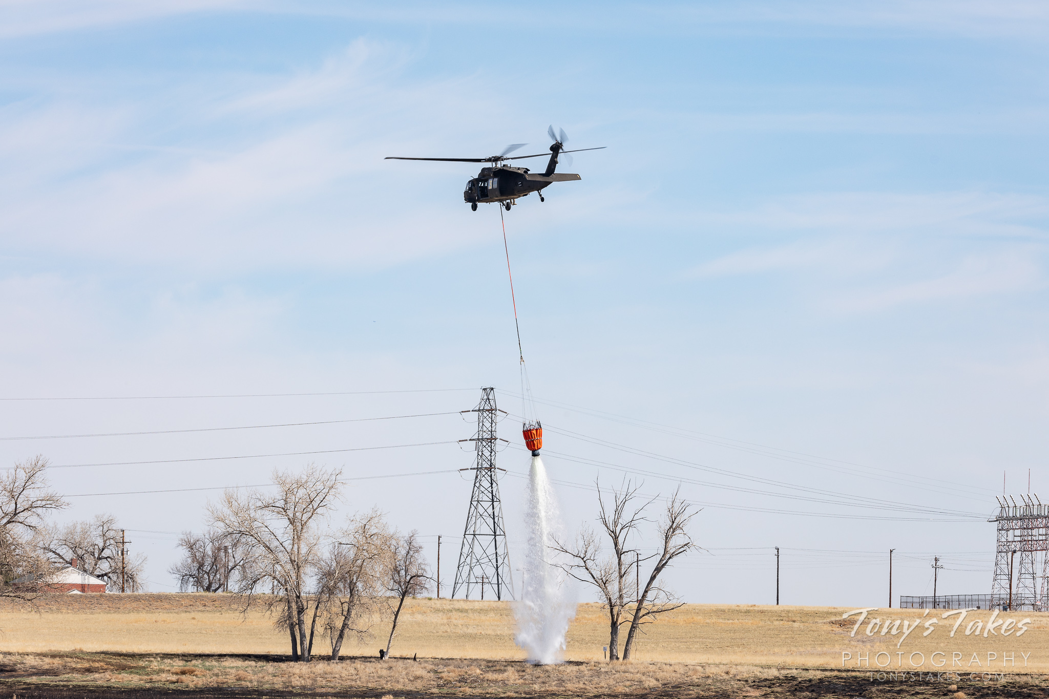 A UH-60 Blackhawk from the Colorado National Guard practices firefighting. (© Tony’s Takes)
