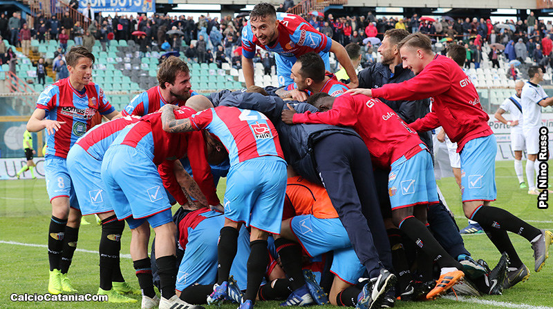 Squadra in festa dopo il gol di Esposito al 92' della gara con il Bisceglie