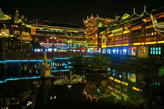 Shanghai Yuyuan night reflection