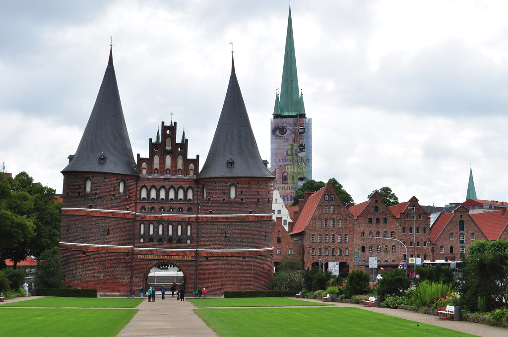 Porte de Holstein (Holstentor), 1478, greniers à sel et clocher de St Pierre, Lübeck, Schleswig-Holstein, Allemagne.