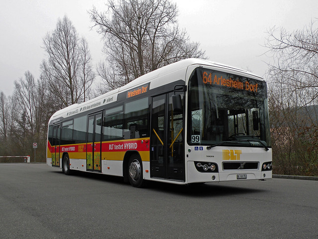 Volvo Hybrid Testbus steht am 16.03.2011 auf dem Hof des Depots Hüslimatt.