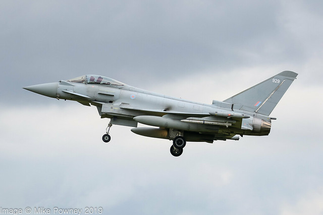ZJ929 - 2006 build Eurofighter Typhoon FGR.4, on approach to Runway 25 at Coningsby