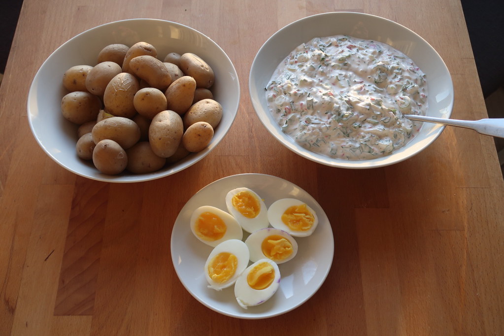 Pellkartoffeln mit Kräuterjoghurt und halben Eiern | Flickr