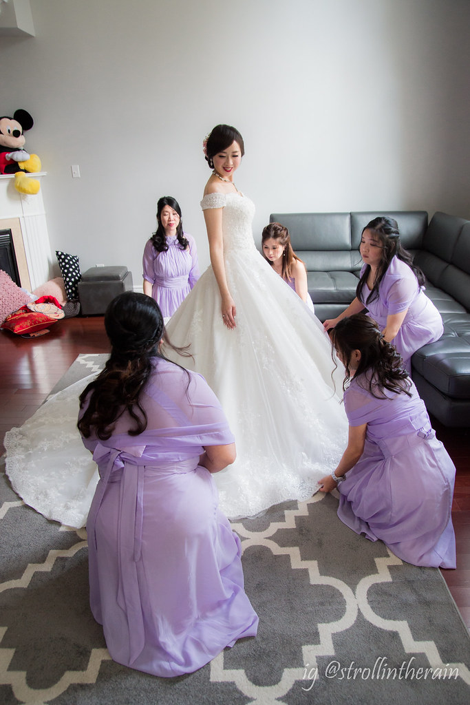 Bride with Bridesmaids.
Instagram: @strollintherain
strollintherain.com