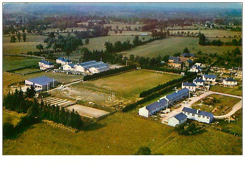 FOUGEROLLES DU PLESSIS.VUE AERIENNE.L'USINE, LE TERRAIN DE SPORTS ET LOTISSEMENT | by Mémoire2cité11