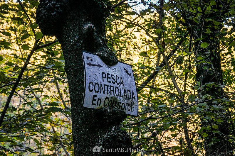 Señal de zona de pesca en el río Gurn