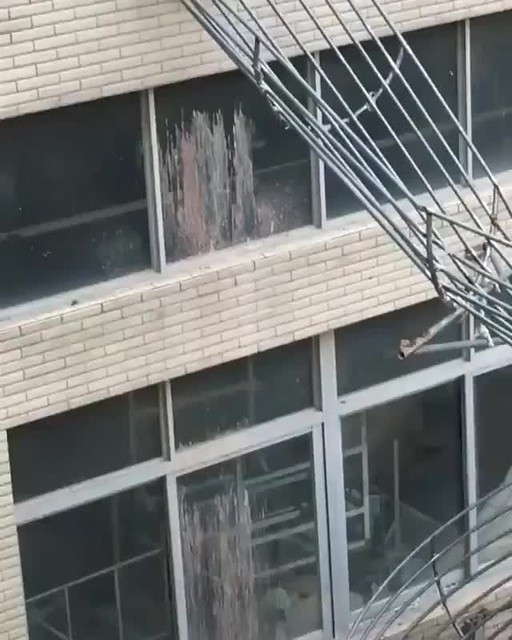 How buildings poop