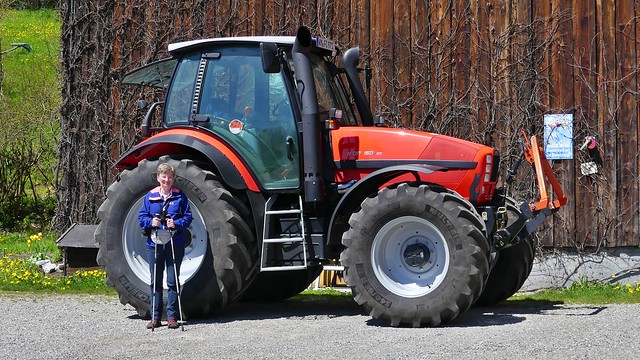 Große Frau vor kleinem Traktor