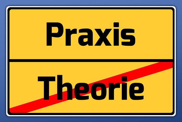 Schild Praxis / Theorie