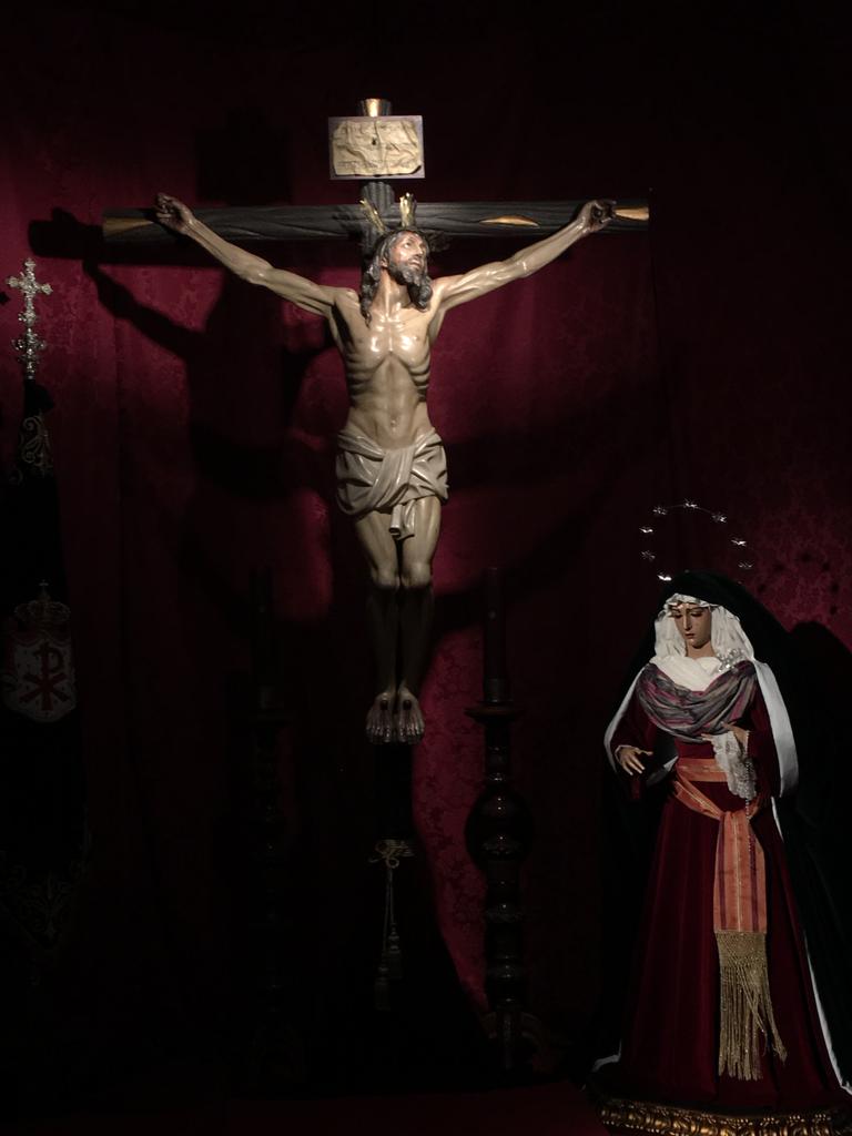 María de la Esperanza junto al Stmo. Cristo de la Expiración.