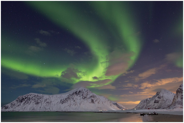 Aurora borealis - het Noorderlicht in Flakstad op de Lofoten in Noorwegen ...