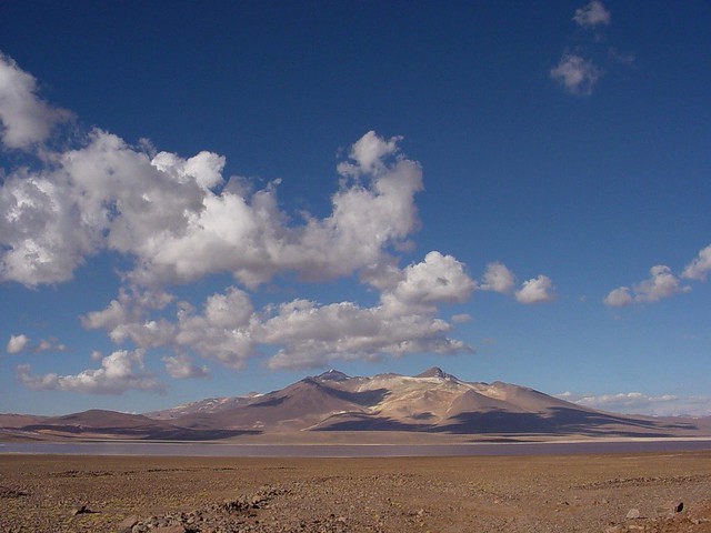 Laguna del Negro Francisco y Volcán Copiapó.  Parque Nacional Nevado Tres Cruces.  III Región, Chile.  Año 2004