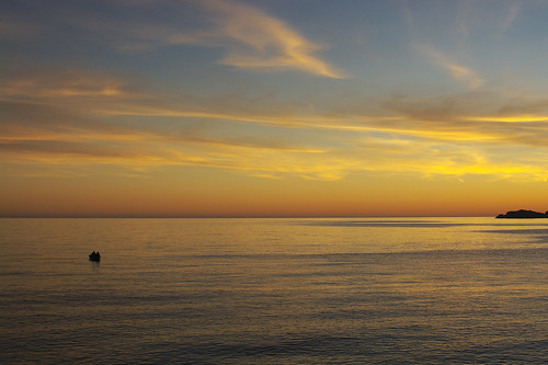 puestadesol sunset sky seascape sun siluetas silhouette soleil silencio 35mm primelens fisedlens fishingboat fishing objetivofijo d7100 agua bahía barca fisherman mediterráneo mediterranean