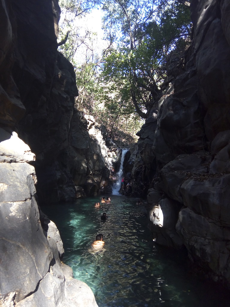 Poza turquesa y cascada en el cañón de El Manto, Amatlán de Cañas, Nayarit