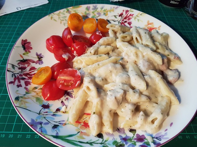 15/03/2018: Sainsbury's Chicken & Bacon Pasta Bake with cherry tomatoes = 520 calories