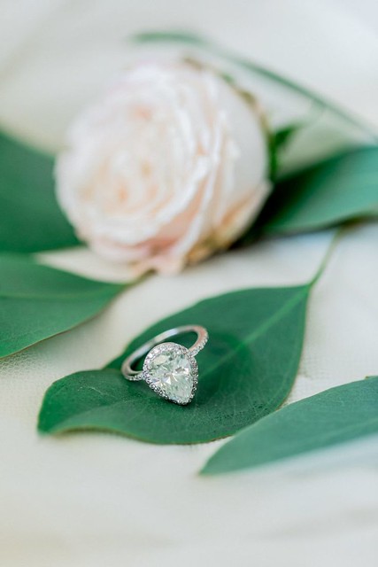 Engagement Rings : pear shaped engagement ring | Photography: Anna Roussos