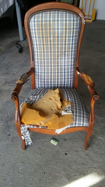 Hola!!¿Qué tal el finde semana? Hoy en nuestros talleres de decorakel  se ha terminado un trabajo espectacular por Paqui Mendoza😊 ¡Una restauración completa de una silla!💪 ¿Os gusta el cambio? ¡Quién iba a decir que una silla así no iba a ir