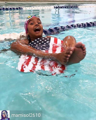 Credit to @mamisol2610 : Primer día en el gym con mi hija! ❁ #pooltime ❁ #newwaveswimbuoy ❁ #sundayswim #swimbikerun #trilife #ironmantraining #ironmantri #swimmer #tri365 #tritraining #triathlontraining #3athlonlife #triathlete #thetrihood #top_triathlet | by New Wave Swim Buoy