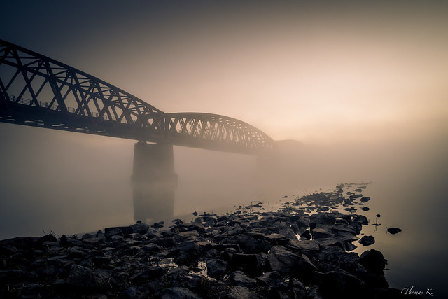 Lever de soleil brumeux sur le vieux pont de fer.
