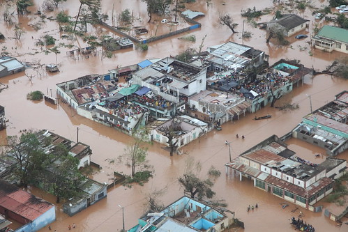 People take refuge on the roofs of buildings following flooding caused by Cyclone Idai in Mozambique | by DFID - UK Department for International Development