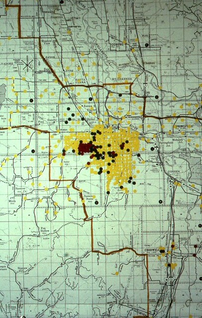 1984. Map of the Eugene Area gypsy moth trap catch. Red=3 or more moths caught; Green=1-2 moths caught; Yellow=No moths caught. Lane County, Oregon.