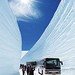 Japonsko – silnice přes hory občas vypadá jako sněhový kaňon a je sama turistickou atrakcí, foto: Michi Tateyama