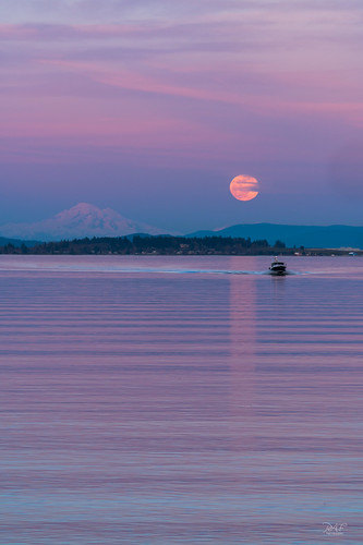 superwormmoon millbaybc millbay cowichanvalley cowichan cobblehill clouds sunset moonrise fullmoon vancouverisland bc britishcolumbia water reflection mtbaker snow sonya7r3 sony70200mmgm formatthitech formatthitechcp landscape landscapephotography boat bluehour canada