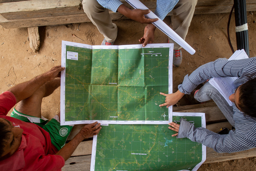 CIFOR consultant gets information about community frontiers.