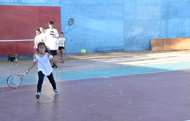 35 jóvenes participan en escuela de tenis que fomenta la vida sana en María Elena
