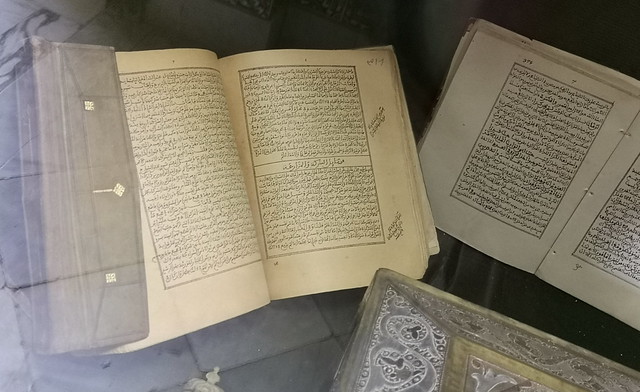 antiguo libro manuscrito en árabe Museo etnográfico Dar Cherait Tozeur Túnez 03