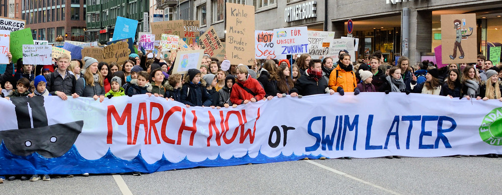 3649 Fridays for Future - Demo in Hamburg - 01.03.2019. Spitze des Demonstrationszuges am Gänsemarkt - Transparent March now or swim later.