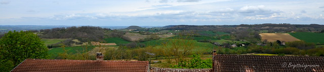 La vallée du Lot par-dessus les toits de Monpezat-d'Agenais