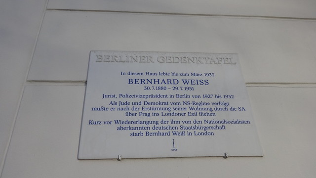 2008 Berlin Berliner Gedenktafel Polizeivizepräsident Bernhard Weiss (1880-1951) wohnhaft Steinplatz 3 in 10623 Charlottenburg