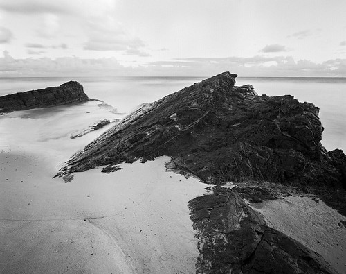 luquillo sandyhills beach atlanticocean sand rocks waves sea clouds 4x5 largeformat film blackandwhite monochrome graflexcrowngraphic fujinonswd75 shanghaigp3 iso100