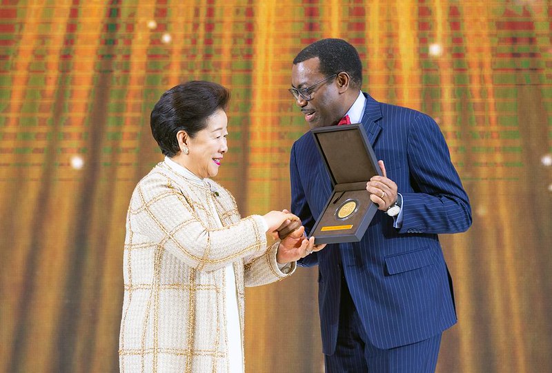 La Dr. Hak Ja Han Moon remet le Prix  Sunhak de la Paix au Dr. Dr. Akinwumi Adesina, co-lauréat du Prix 2019
