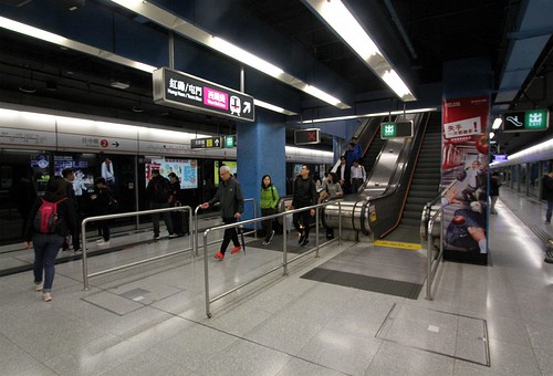 Tsuen Wan line platforms at Mei Foo station