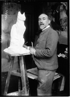 Steinlen sculptant un chat, 1913-Meurisse